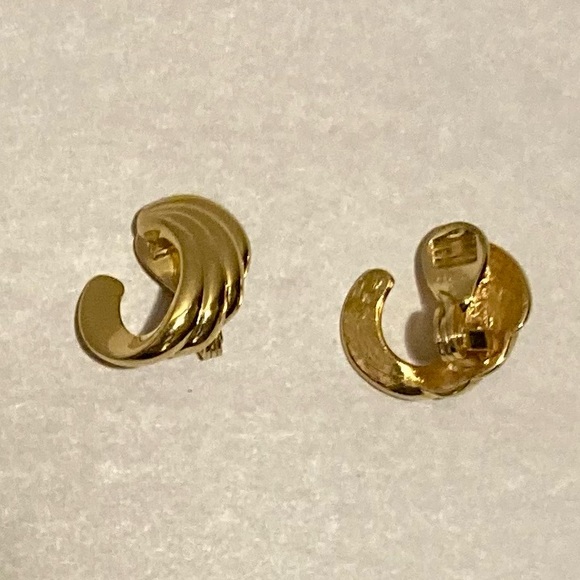 MONET CLIP ON STUD GOLD TONE EARRINGS EXCELLENT CONDITION - Picture 4 of 4